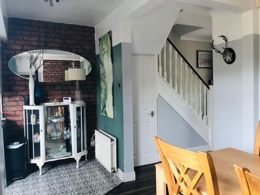 Cosy Two Bed Terraced House 7Min Drive From City Белфаст Экстерьер фото