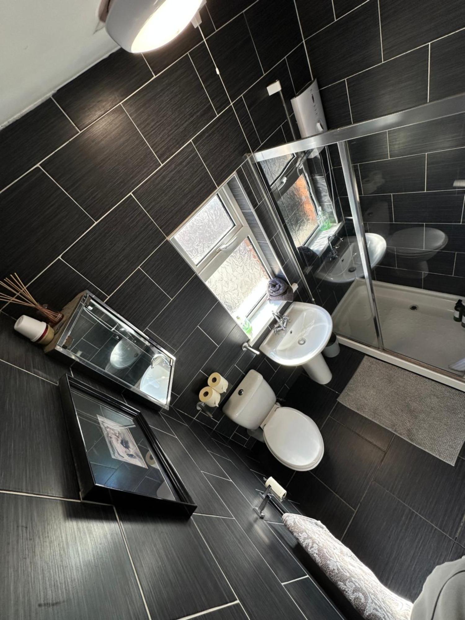 Cosy Two Bed Terraced House 7Min Drive From City Белфаст Экстерьер фото